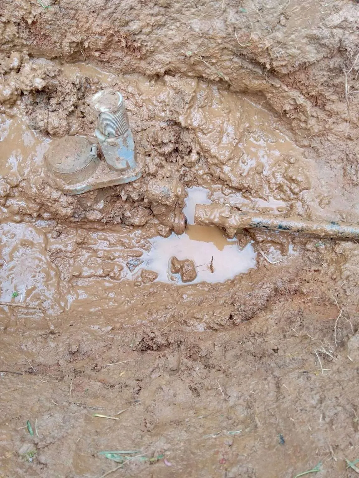 Muddy water leak at an exposed pipe